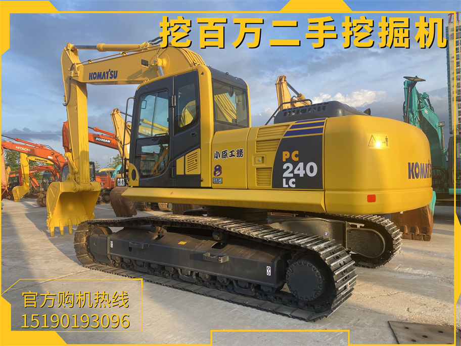 Komatsu pc240 used excavator剛收回來的一臺小松240二手挖掘機，動力強勁，動作流暢，大小油門隨便玩，轉盤沒有間隙，大臂不掉臂，并且大臂無疤無結，底盤磨損及小。