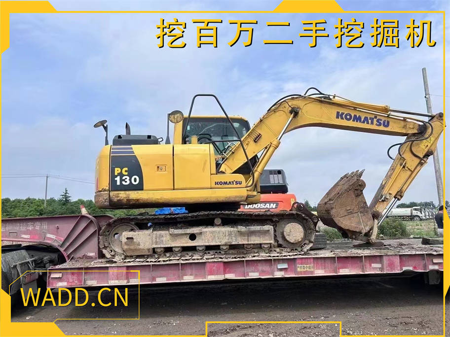 小松130二手挖掘機裝車完畢，攜破碎錘準備出口至廣西，助力當地工程項目！