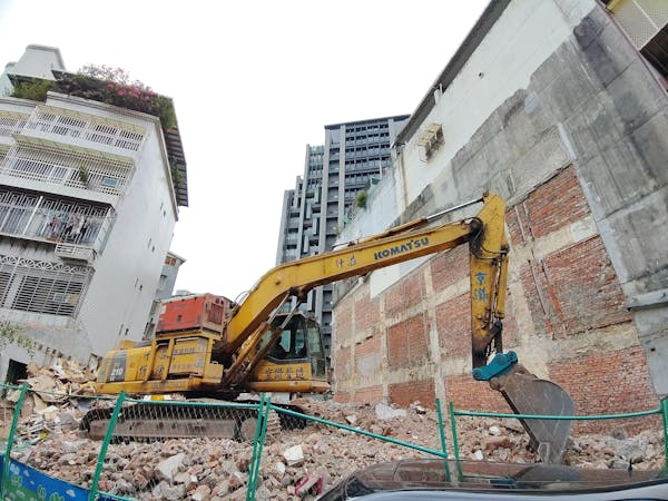 二手挖掘機在城市發展與擴建項目中的應用及其優勢 Applications and Advantages of Second-Hand Excavators in Urban Development and Expansion Projects